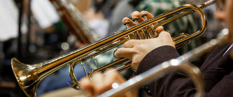 Billede af hånd på trompet Billede af hånd på trompet